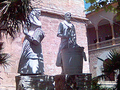 Mallorca 16.08.2005-21 - Binissalem, Denkmal der Traubenpflücker